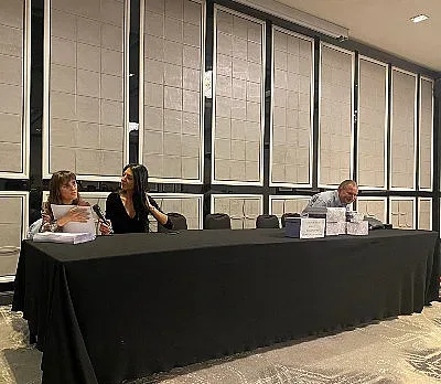 Незрящ автор представи книгата си пред публика в пълен мрак