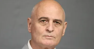 Проф. Радулов изуми. Кой е пратен да го командва