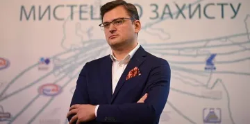 Дмитро Кулеба с патерици. Има ли пръст Русия? (ФОТО)