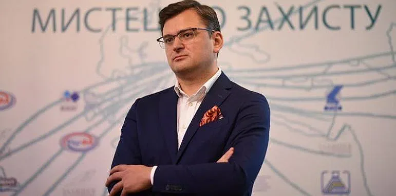 Дмитро Кулеба с патерици. Има ли пръст Русия? (ФОТО)