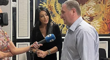 Незрящ автор представи книгата си пред публика в пълен мрак