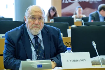 Наш евродепутат разкри македонска завера с участието на Макрон