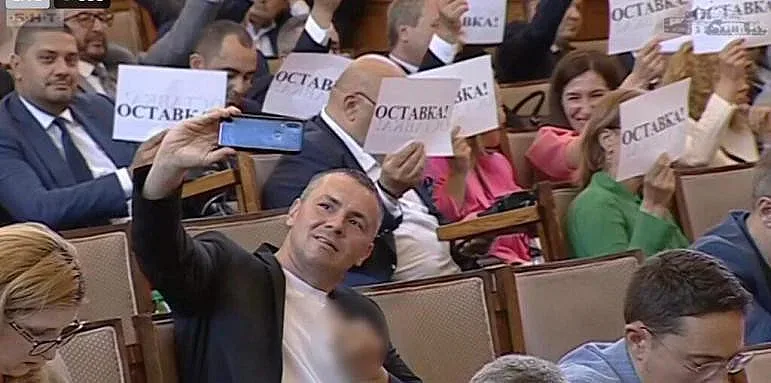 Хазарта проговори за срамното селфи. Каза на кого помага