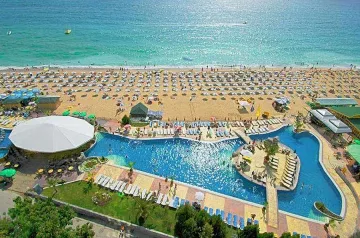 Дипломатическият корпус на море. Двама министри откриват сезона
