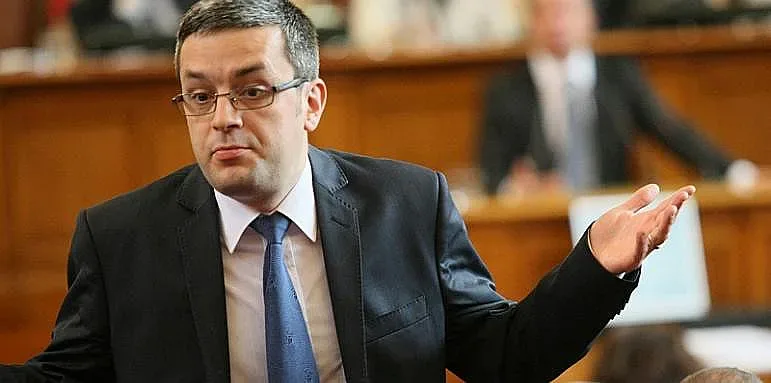 Срутва ли се държавата? Яростна атака на Тома Биков