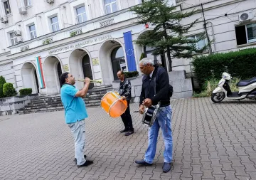 Ромски оркестър направи серенада под прозорците на министър