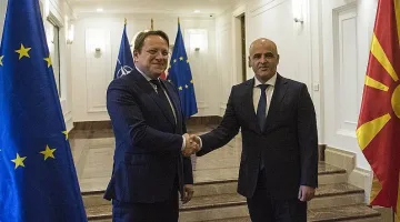 Жесток натиск! Еврокомисар иска решение за Македония през юни