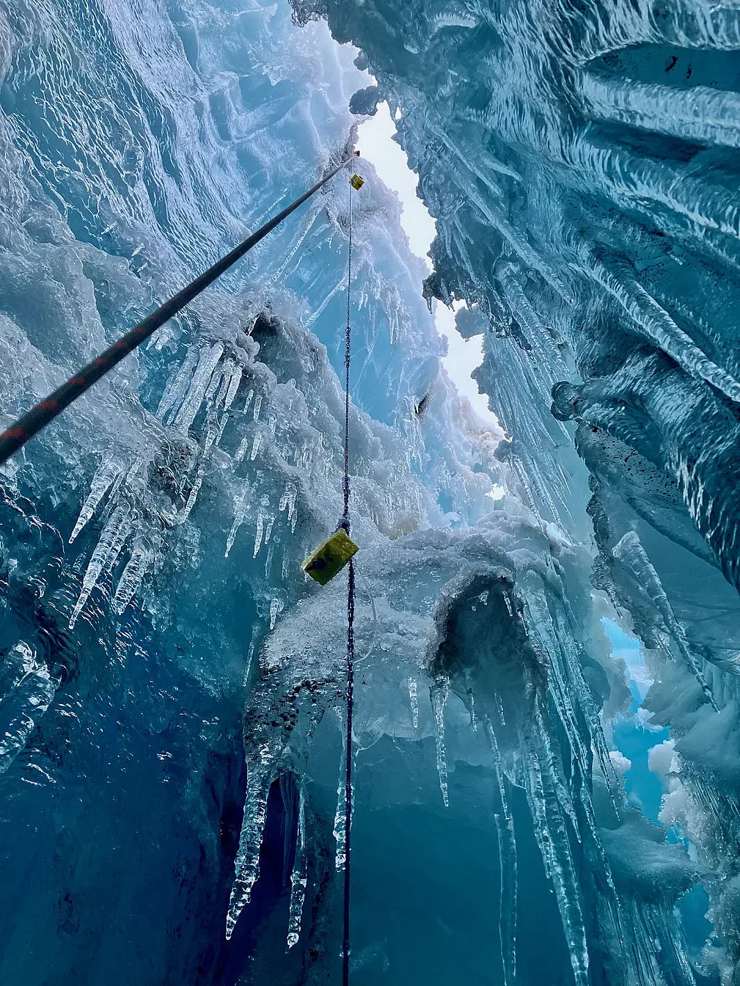 Наши учени доказаха! Антарктика пази леда си от Слънцето