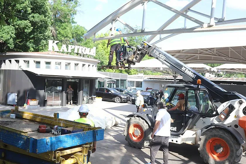 Скандал! Съд защити от премахване автокъща в София