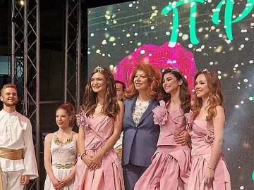 Вицепрезидентът на Република България короняса Царица Роза 2022 Белослава Желева