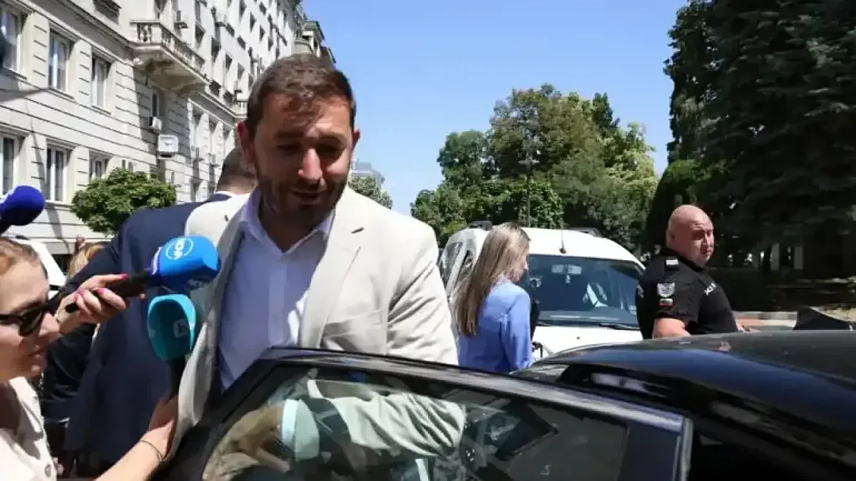 Изведоха зам.-кмет с полиция. "Промяната" гори