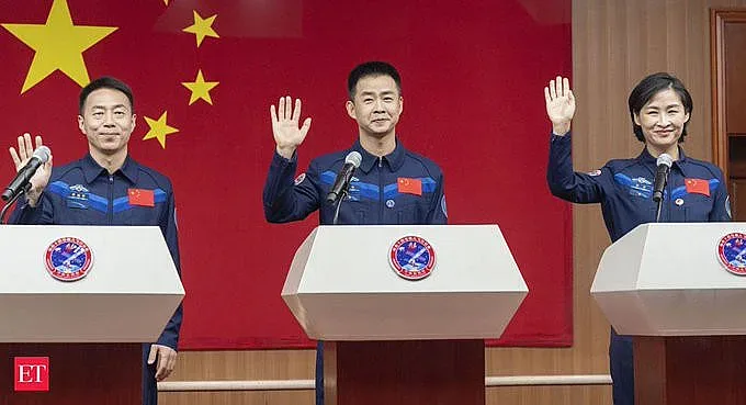 Революция от Китай. Жена в космоса