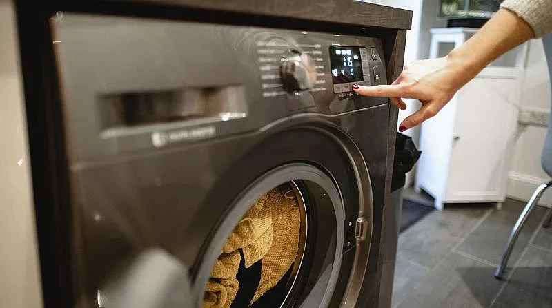 Две трети от българите затягат каиша заради скъпи ток и вода