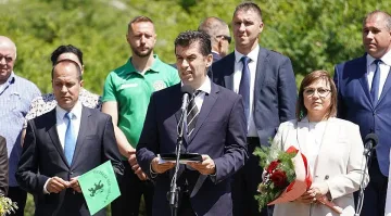 КПКОНПИ и освирквания скапаха деня на Кирил Петков