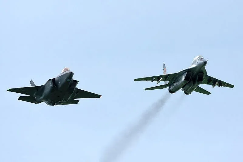 Нидерландските изтребители си заминават, кой ще ги замести