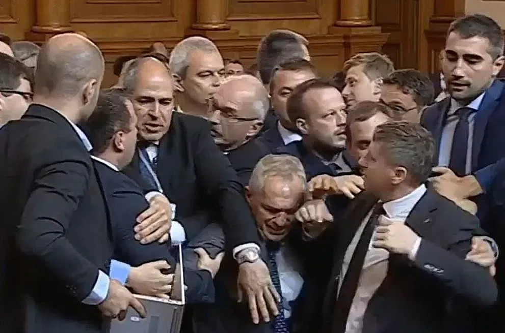 Бой в парламента! Напрежение между Митев и Костадинов