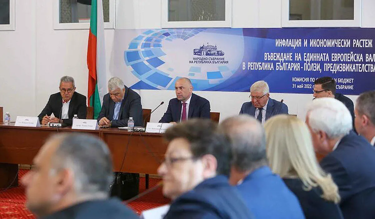 Каримански отвори дебата за еврото. Позициите