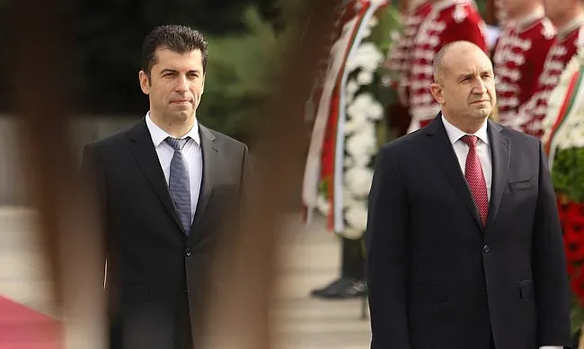 Вярно ли? Петков и Радев при Макрон, подписват за С.Македония