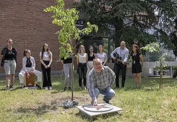 Актьорът Георги Мамалев със своя звезда и липа в Стара Загора
