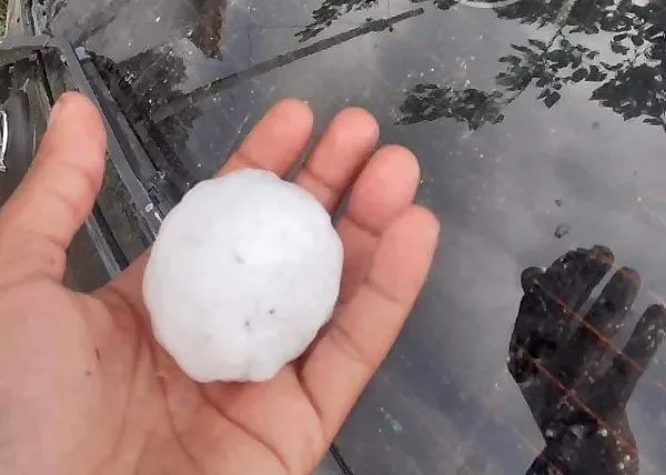 Леден апокалипсис: Град колкото лимони потроши коли и покриви