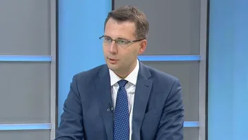 Ст. Анастасов за СТАНДАРТ: Петков бърза там, където са големите пари