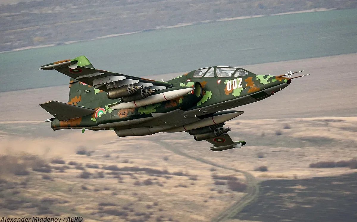 Тайно дали на Украйна 14 самолета СУ-25. Замесват България