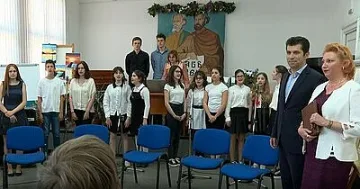 Дете от хор припадна. Какво направи премиерът