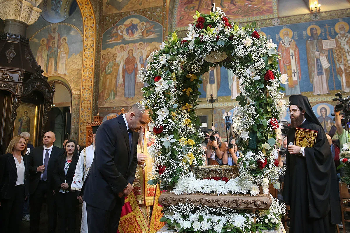 Радев и Йотова пред мощите. За какво се помолиха