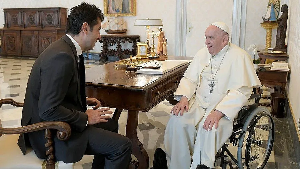 Папата с две заръки към Кирил Петков