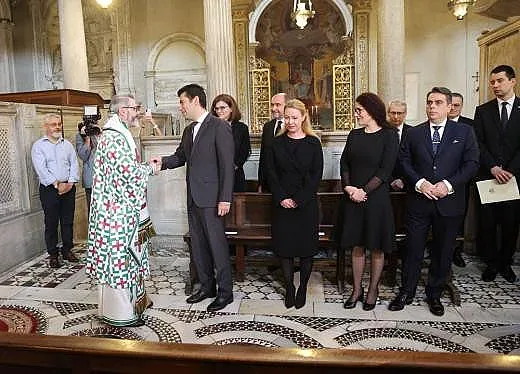 Изненадата. Какво носи Кирил Петков на папата