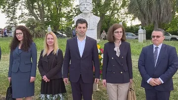 Ето какви подаръци носи Петков на папата
