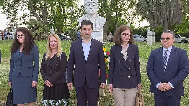Ето какви подаръци носи Петков на папата