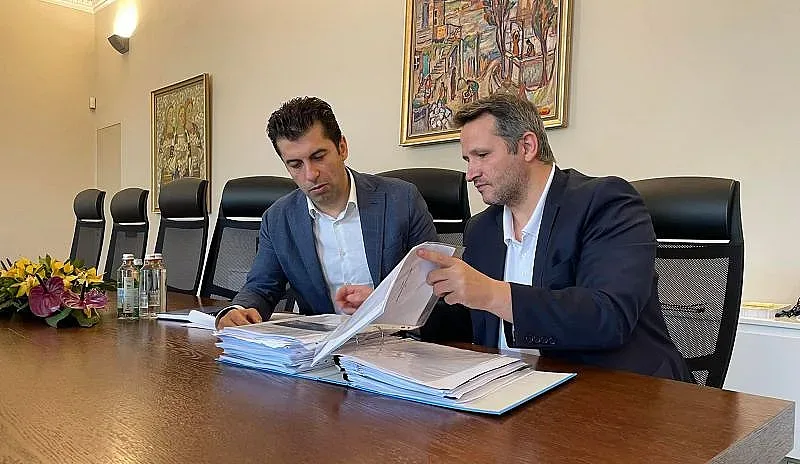 Петков защитава зам.-министър, тръгна на война с частна фирма