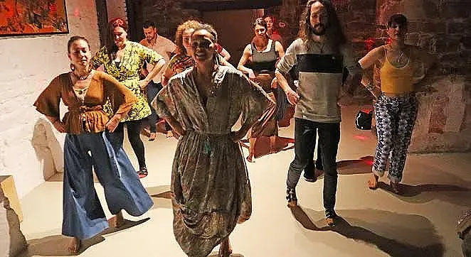 Зрители се срещат с артисти на тъмно