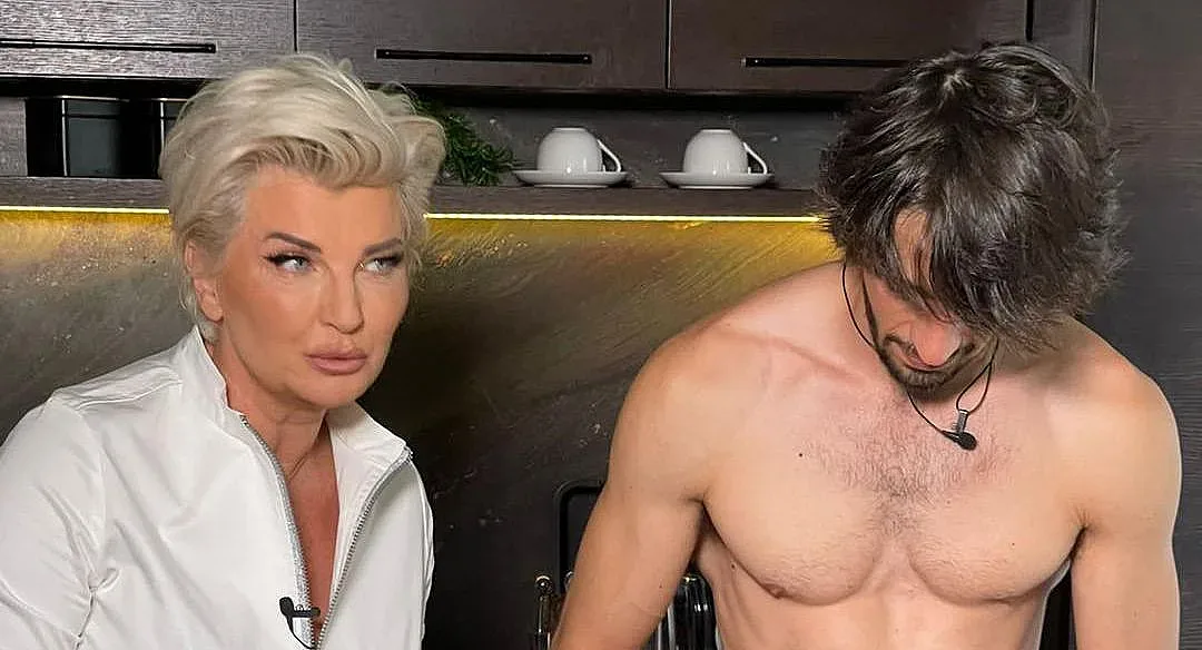 Сливена Роу вкарва секси гол мъж в новото си шоу (СНИМКИ)