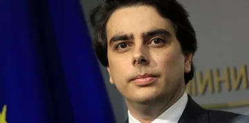 Асен Василев каза как ще се дава отстъпката от 25 ст. за литър бензин