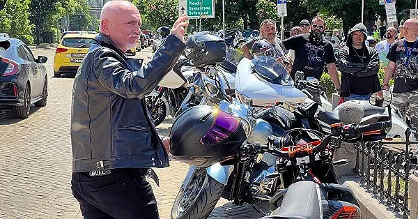 Министър Събев с мотор на протеста на моторджиите