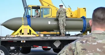 13-тонни бомби и прецизни ракети поразиха Иран. Подробностите