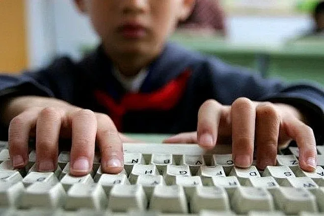 Говорете с детето си за рисковете в интернет