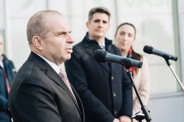 Спешна среща след гаврата с пътници на летището в София