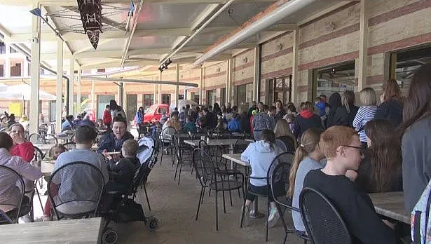 Започнаха да изкарват бежанците от хотелите, местата за настаняване не стигат