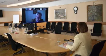 Нинова стисна чиновници за гушата, какво иска от тях