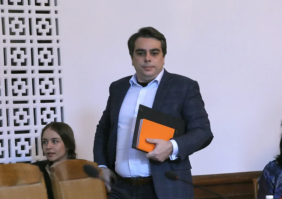 Асен Василев открехна завесата как ще помага заради скъпия ток