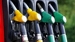 Ако няма отсрочка за руския нефт: 5 лв. за за бензин, 25 ст. помощ от държавата
