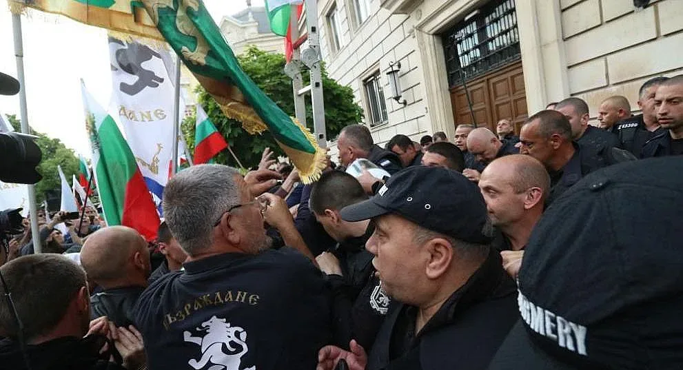 Циркове и напрежение по късна доба на протеста на Възраждане