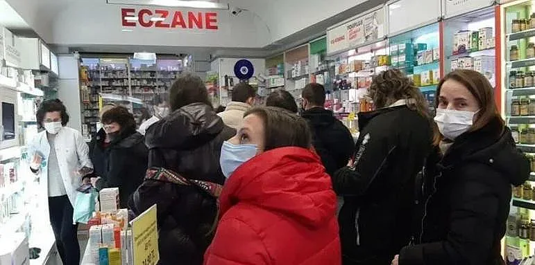 Българи на опашки пред аптеките в Турция, купуват лекарства