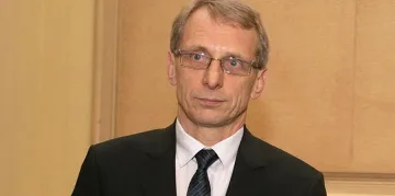 Министър Денков лично моли превозвачите да съобразят протеста с матурата