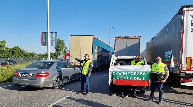 След напрежение и без заповед, полицията прогони превозвачите