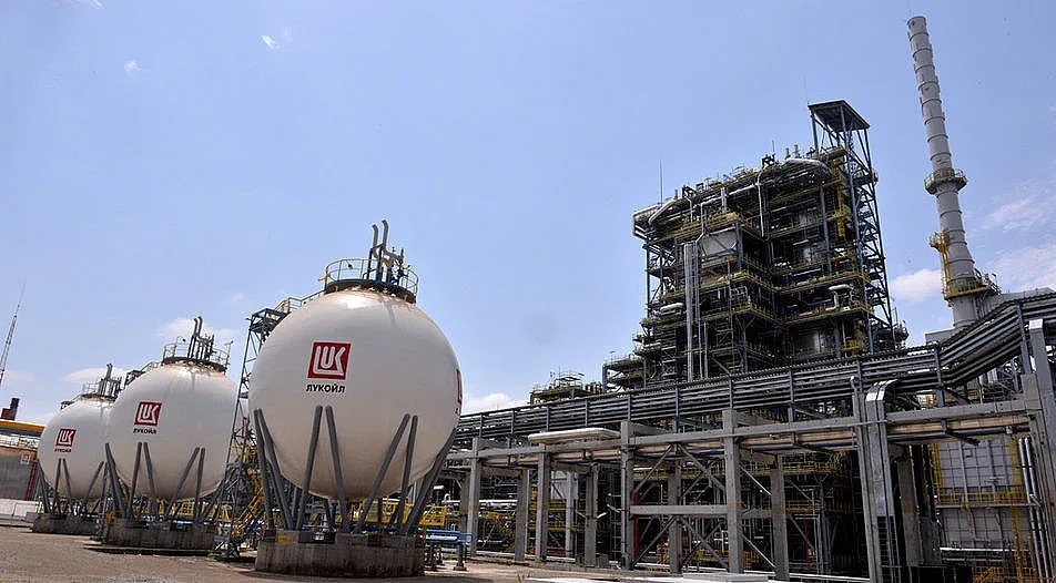 Какво ще стане с "Лукойл Нефтохим", ако спре руския петрол