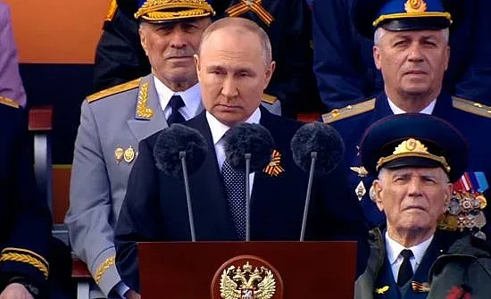 Путин даде знак от Червения площад. Посланията